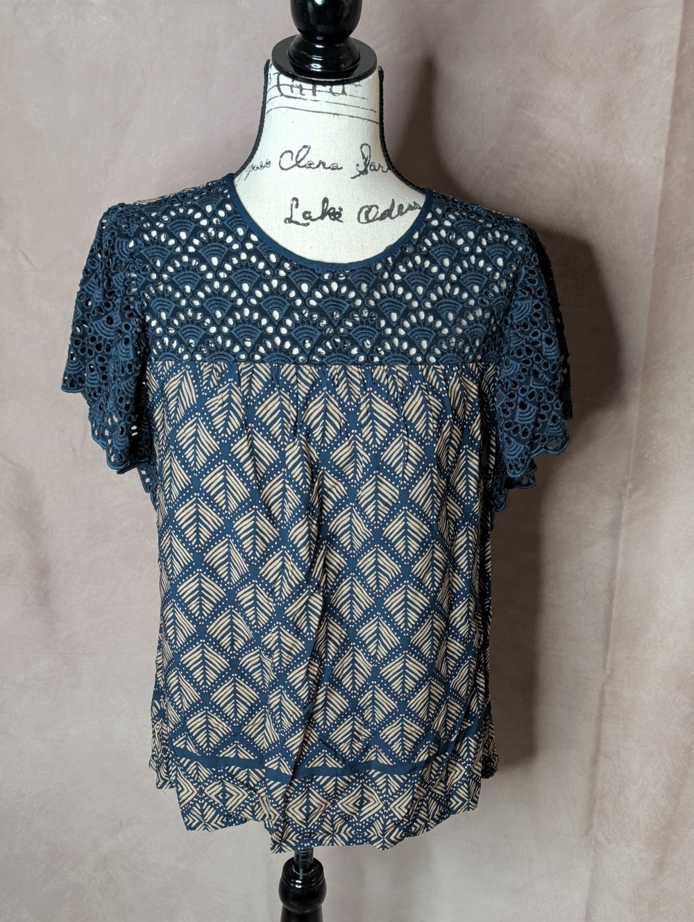 DR2 Lace Detail Flutter Sleeve Navy/Tan Blouse Size Medium New with Tags
